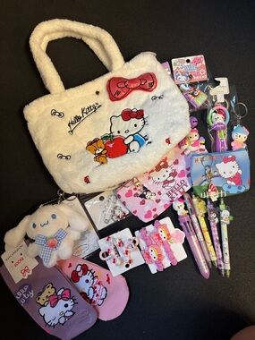 🌸🌸Hello Kitty White Plush Tote/crossbody bag with cute Sanrio bundles 🌺🌺
